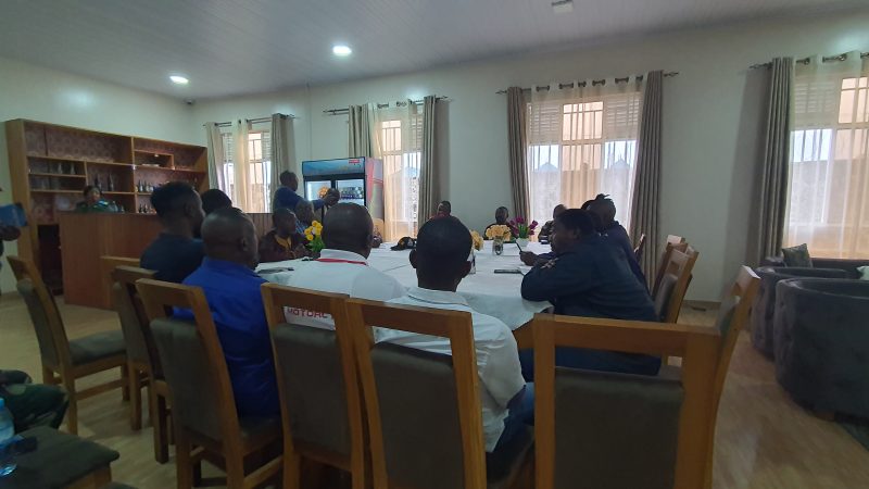 Le commandant troisième zone défense échange avec les forces vives de Goma ce 29 décembre au mess des officiers de l’aéroport. 